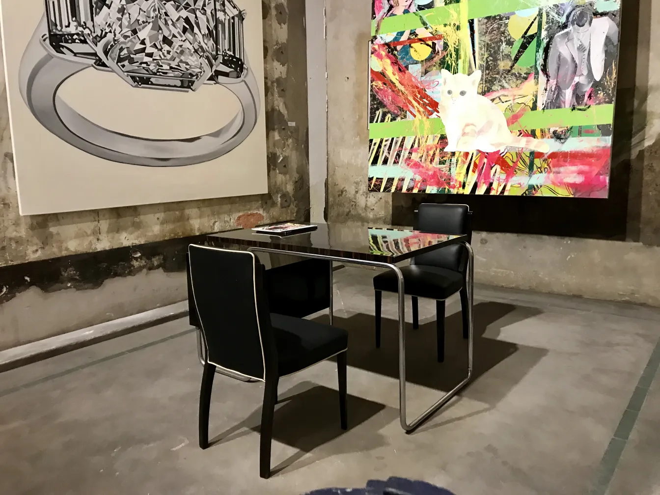 escritorio antiguo con diseño elegante y sillas negras brillantes en un ambiente artístico