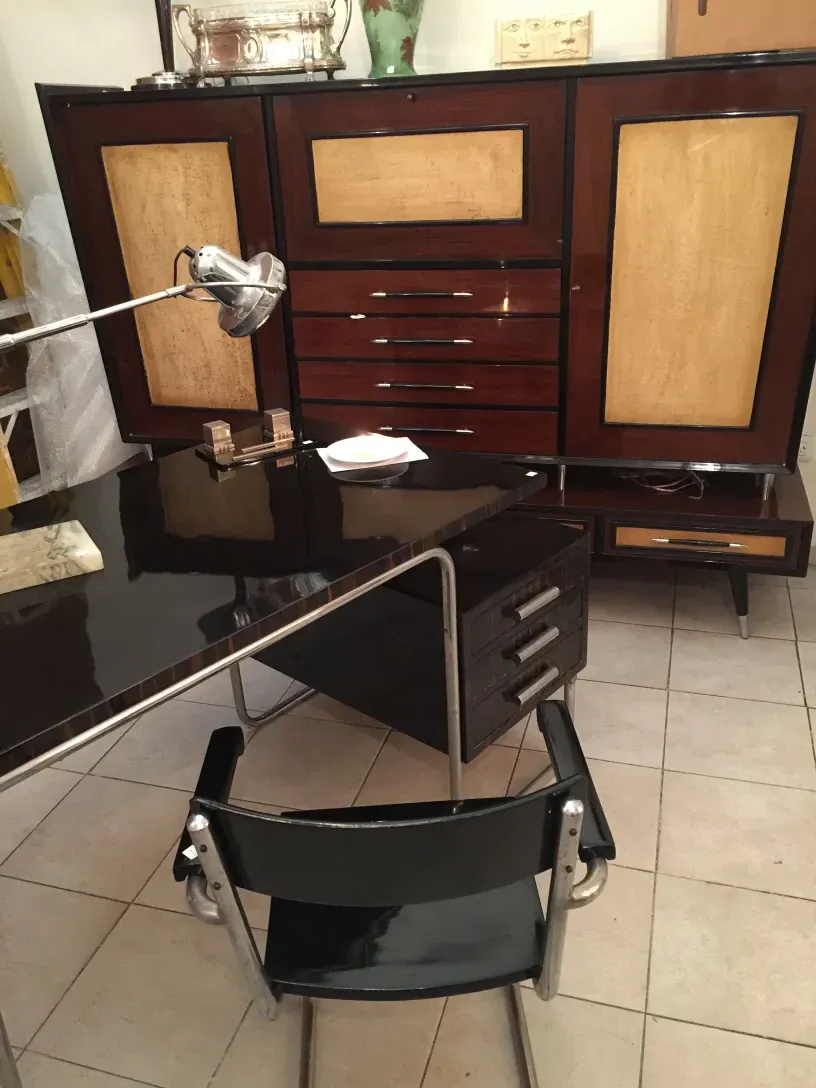 bureau ancien avec lampe et chaises dans un cadre classique