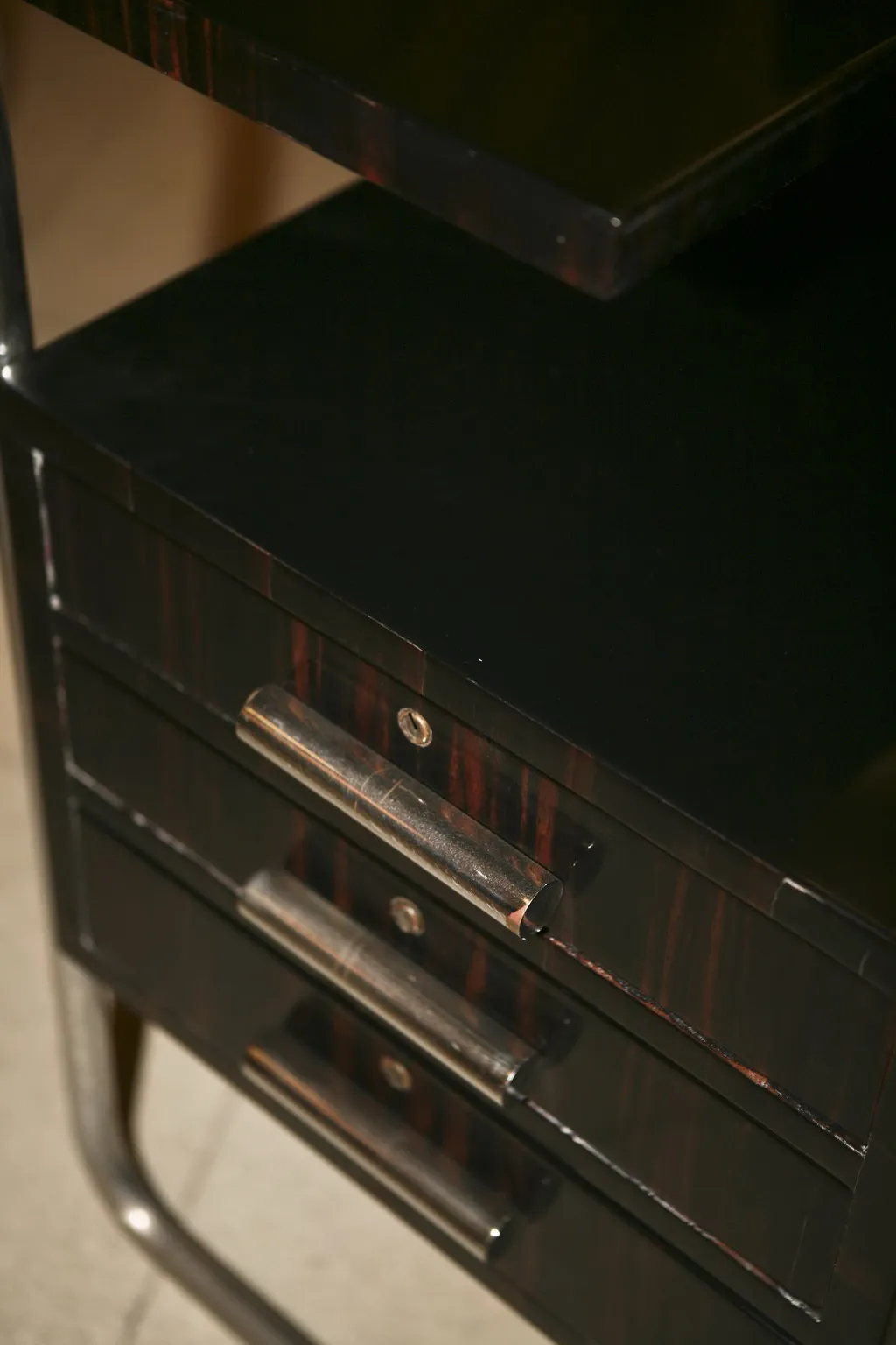 Antiker Schreibtisch mit Schubladen und Regalen, elegantes Finish