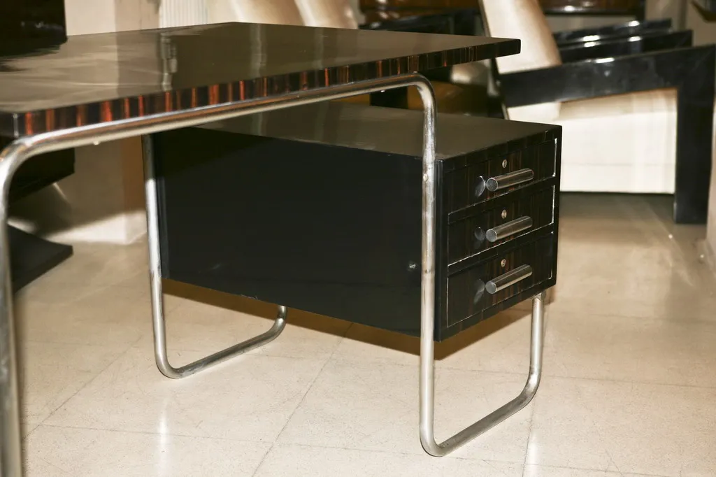 escritorio antigo de marcel breuer com design funcional e gavetas