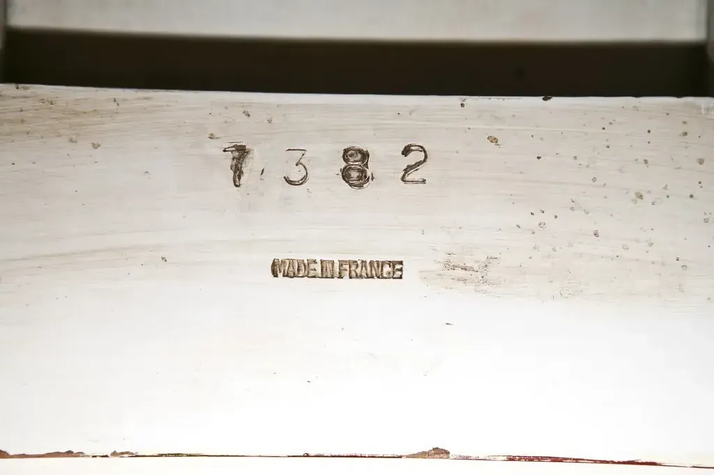 Escritorio antigo com inscrições na superfície.