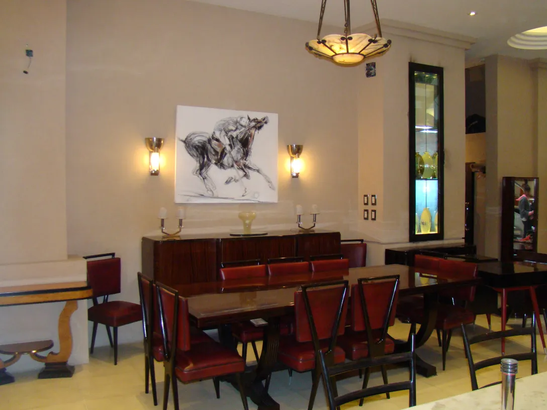 Lampada a sospensione antica in una sala da pranzo elegante