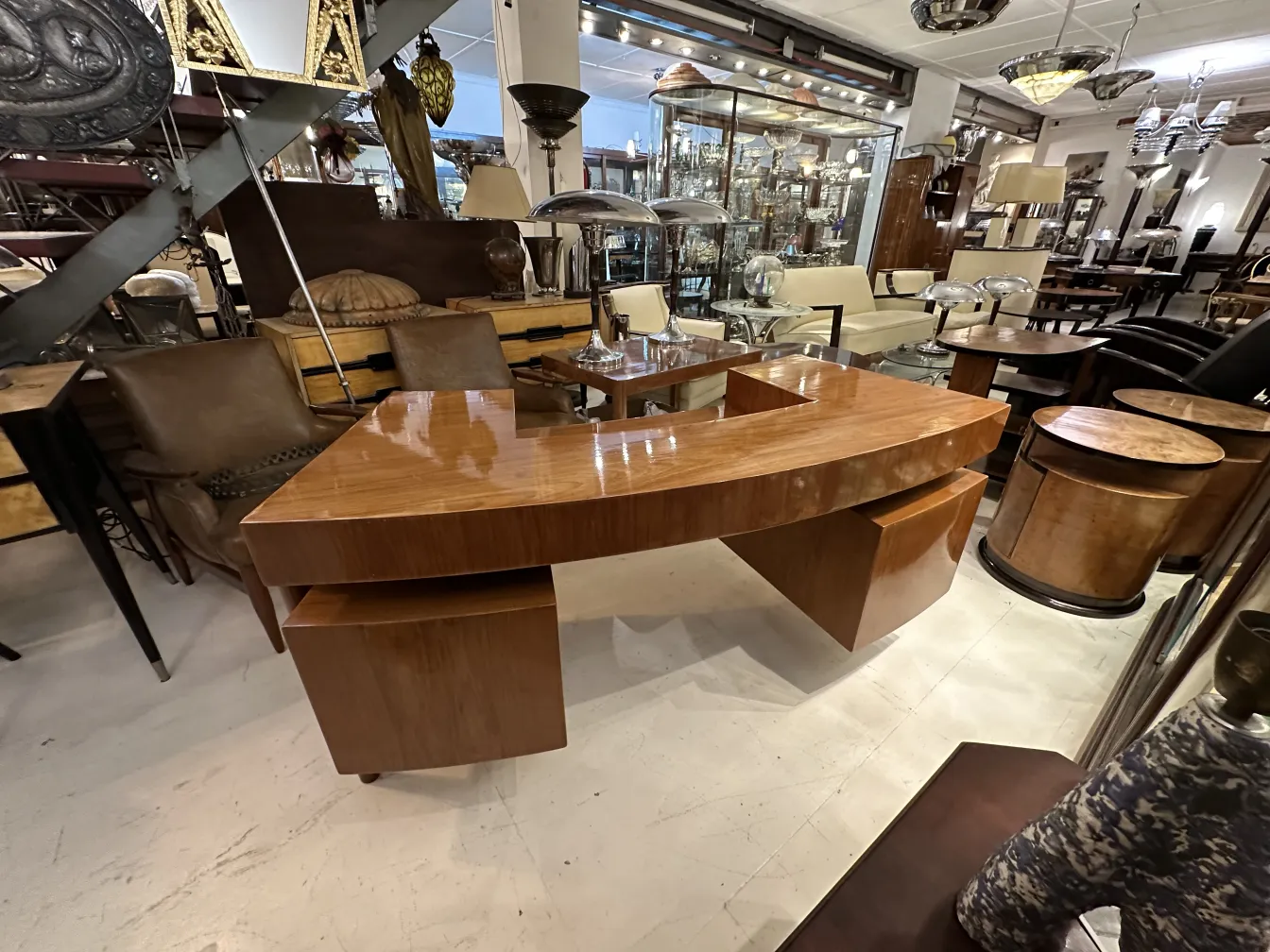 Antiker Holzschreibtisch in modernem Design, umgeben von eleganten Möbeln