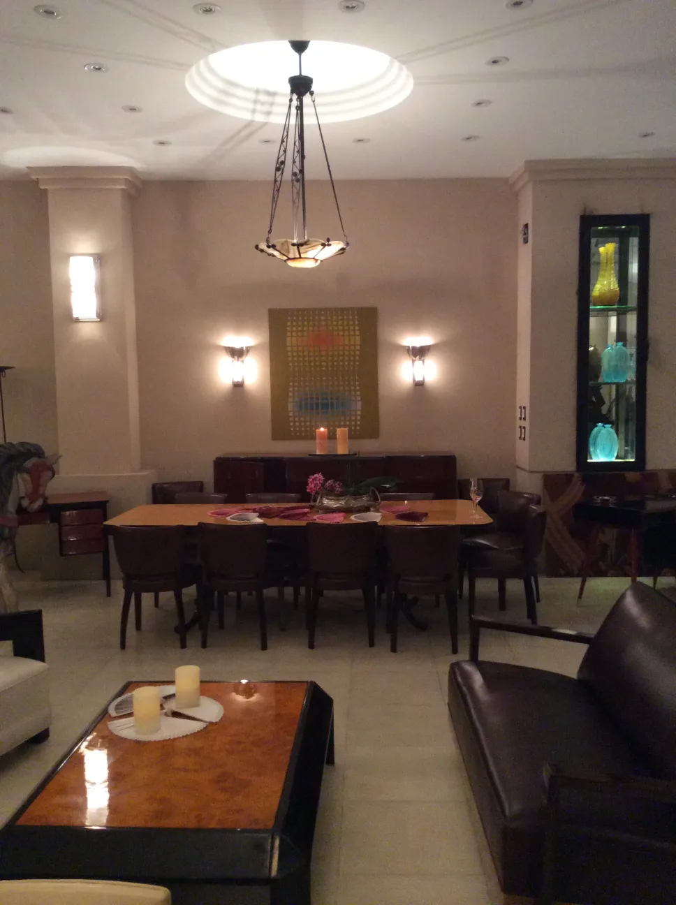 Lâmpada de teto antiga em um ambiente elegante com mesa e cadeiras.