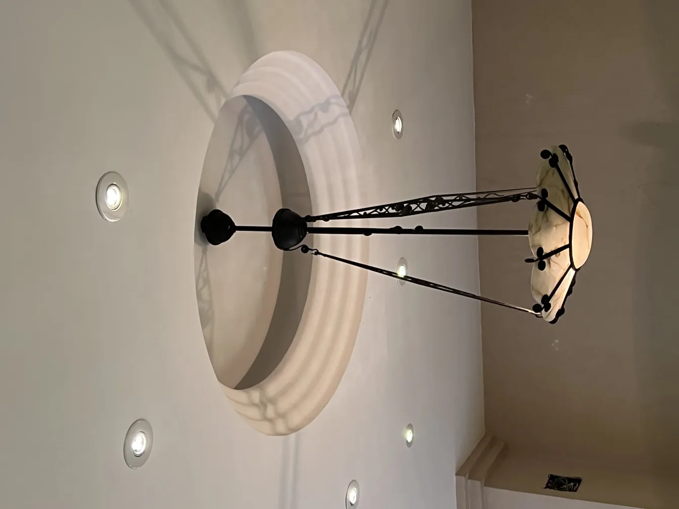 Lampada a sospensione antica con design classico in un ambiente