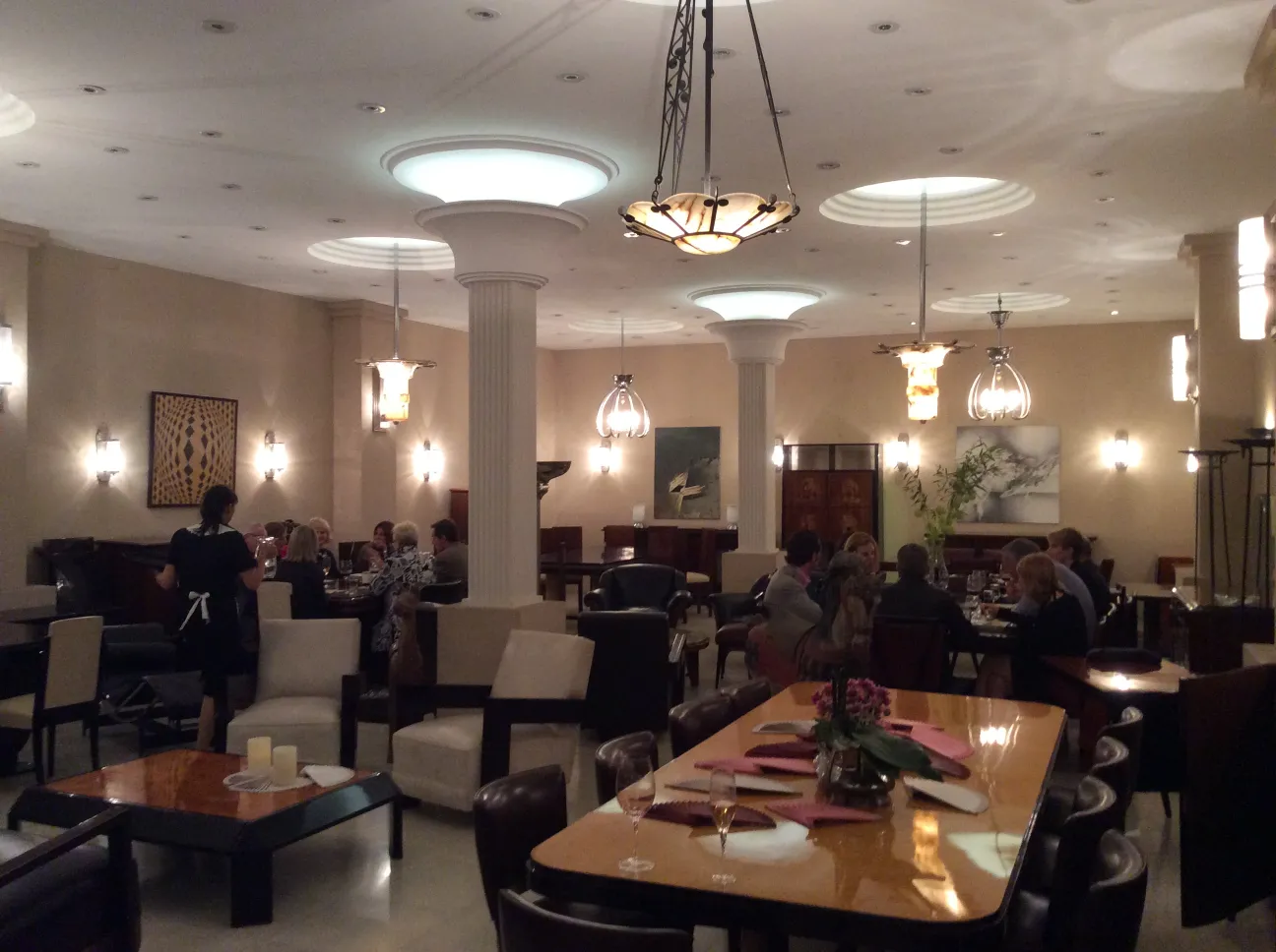 lampara de techo antigua en un ambiente de restaurante elegante