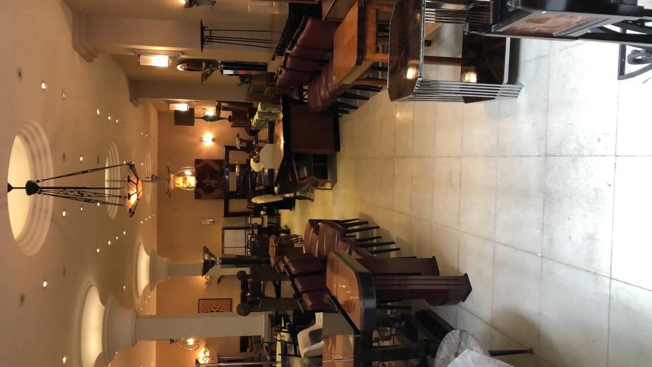 lampara de teto antiga em um elegante ambiente de refeição com móveis variados