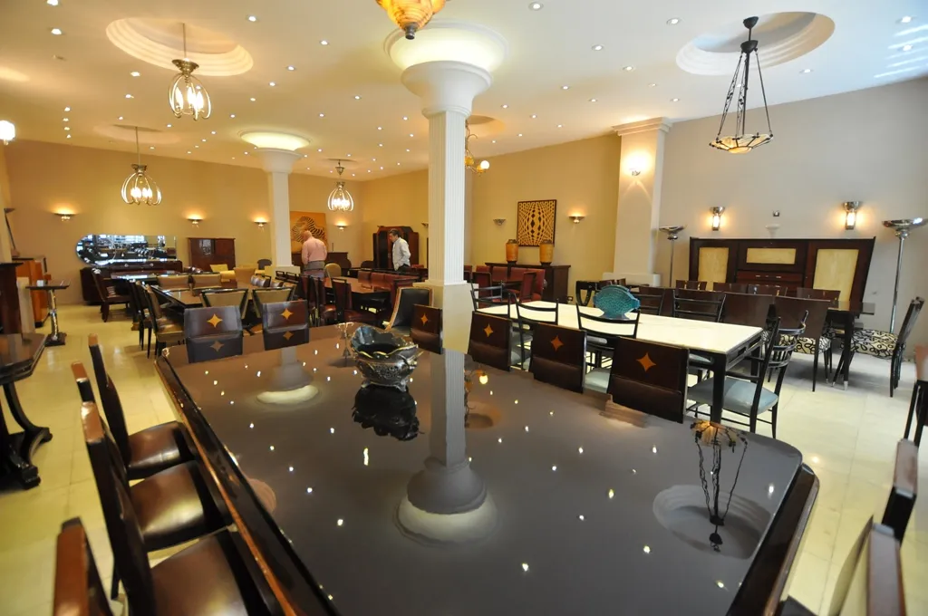 Lampada a sospensione antica in un elegante salone con sedie.