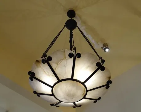 Lustre antique au design en forme de fleur, suspendu.