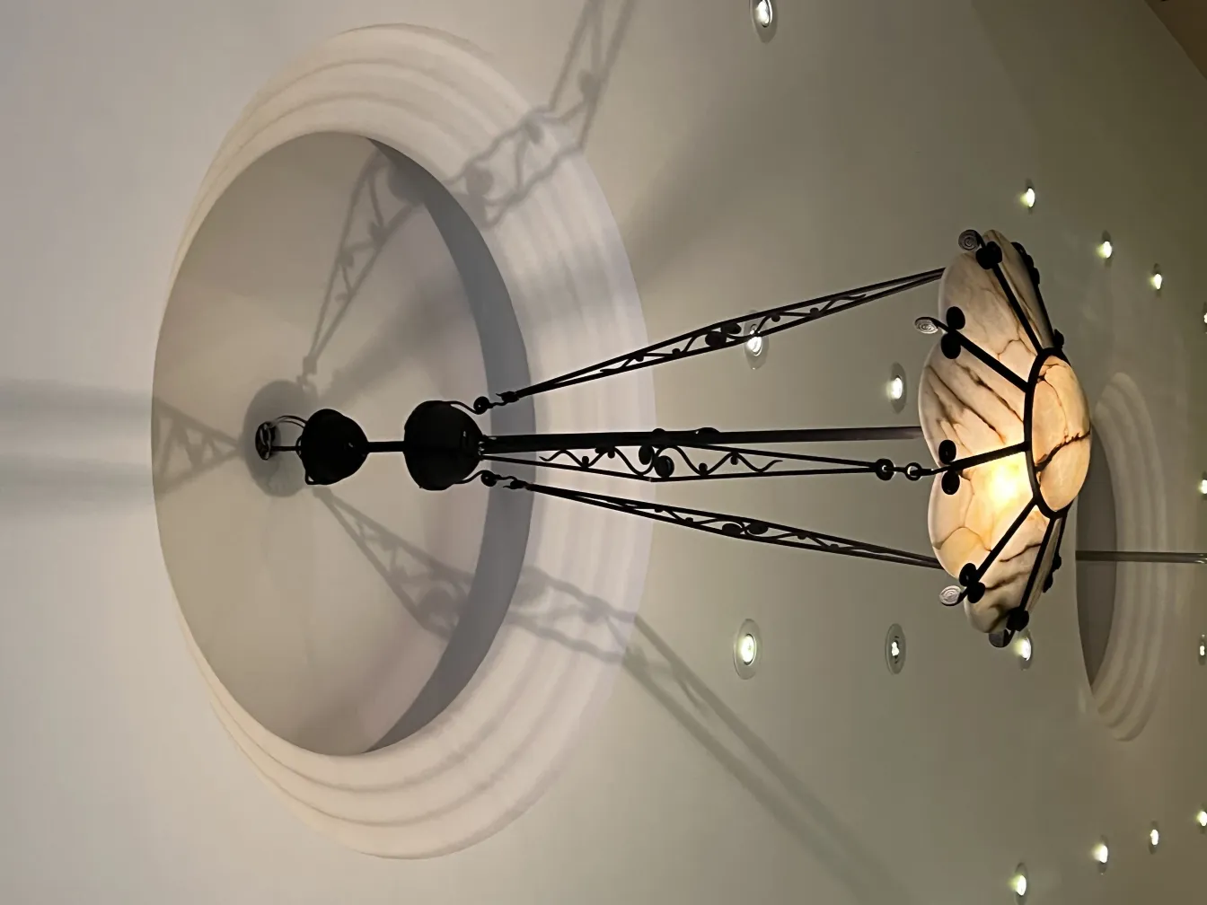 Antike Hängelampe wirft einen sanften Lichtschatten in eine gemütliche Umgebung.