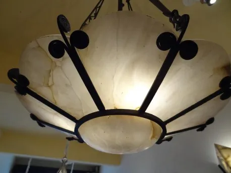 Lustre ancien avec un design spécial et une lumière chaude