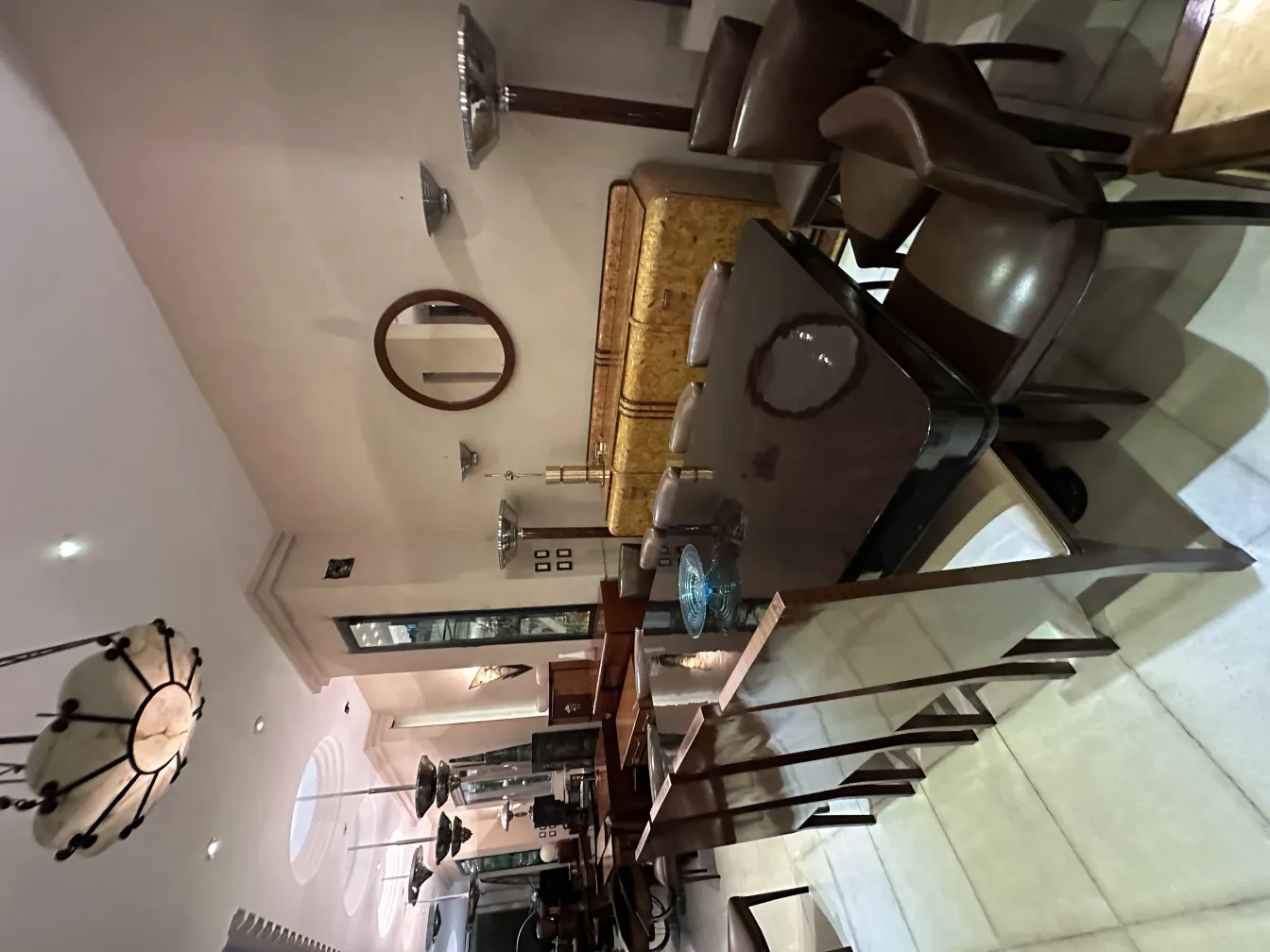 Lámpara de techo antigua en un comedor acogedor con sillas de cuero