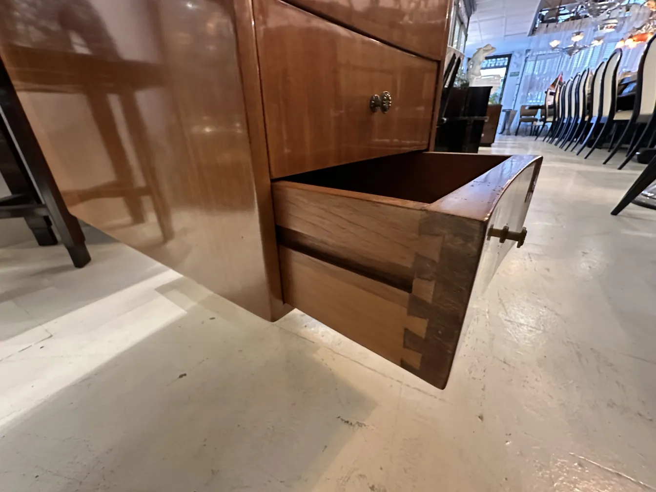 Escritorio antigo com um drawer aberto, mostrando sinais de idade.