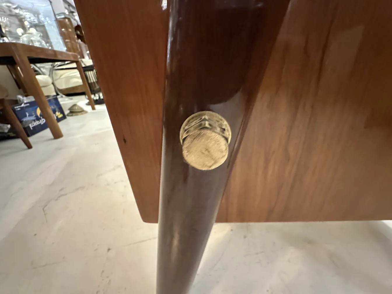 Détail de la jambe dorée d'un bureau ancien dans un cadre accueillant