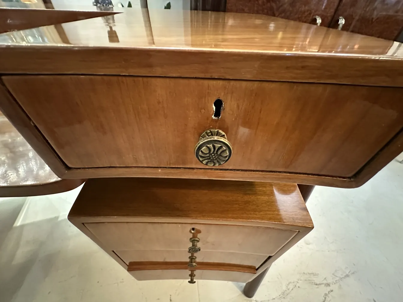 Scrivania antica con due cassetti in legno scuro, elegante e classica.