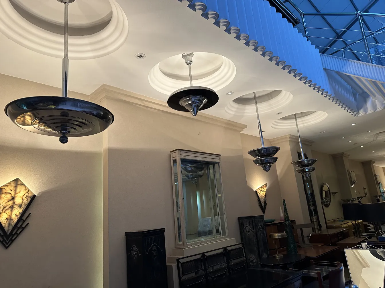 Lustre ancien au design élégant dans un cadre raffiné