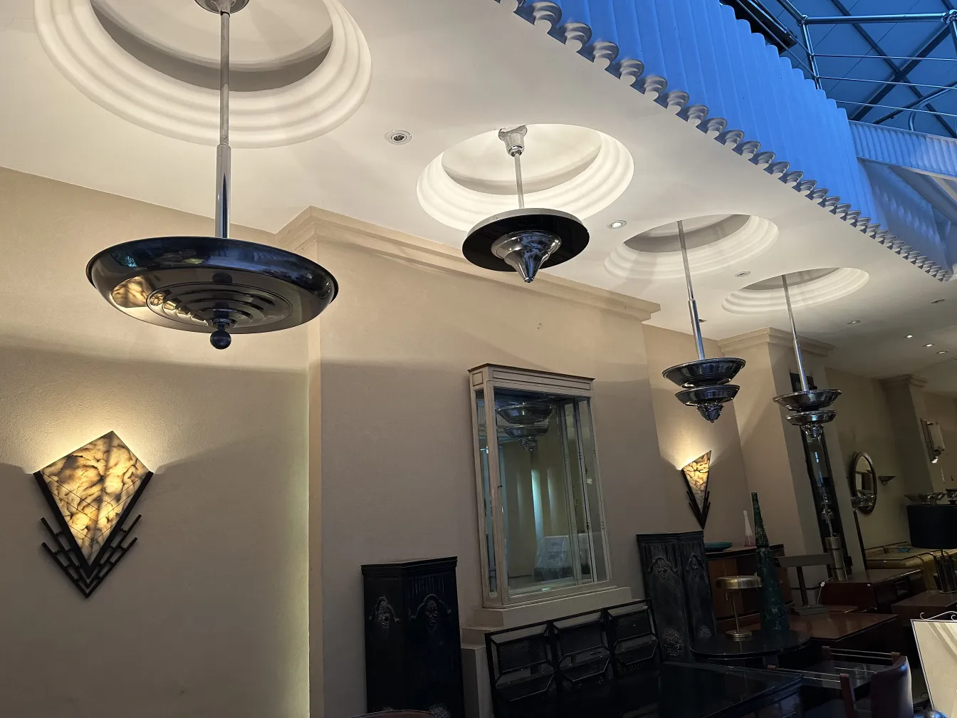 مصباح معلق قديم بتصميم أنيق في بيئة حديثة