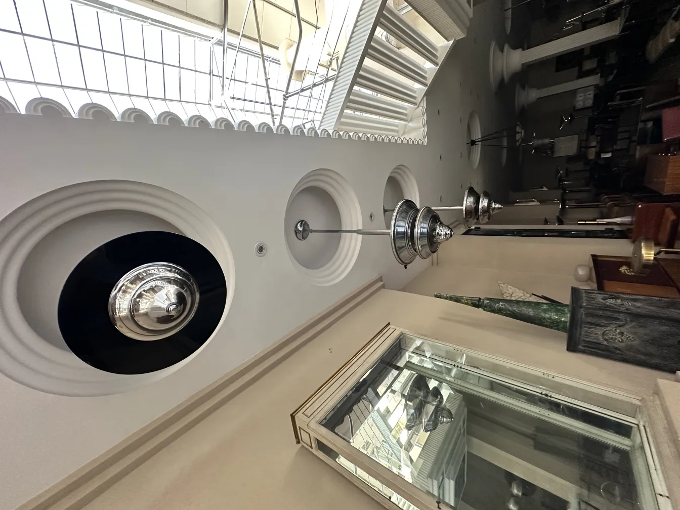 प्राचीन लटकता हुआ दीपक एक सुरुचिपूर्ण अंदरूनी वातावरण में। क्लासिक शैली में नरम प्रकाश।