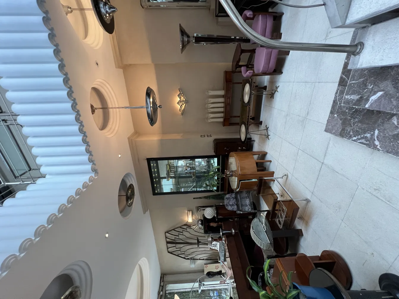 Lâmpada de teto antiga com design elegante em um ambiente acolhedor.