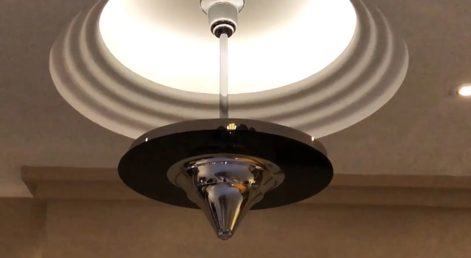 Lampada a sospensione antica con design elegante in nero e argento, perfetta per qualsiasi spazio.