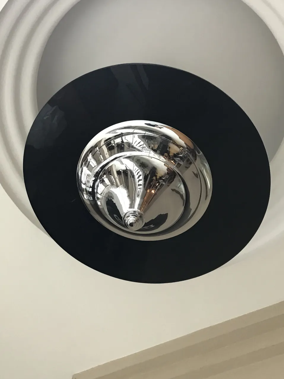 Antike Hängelampe mit glänzendem schwarzem Design, elegant.