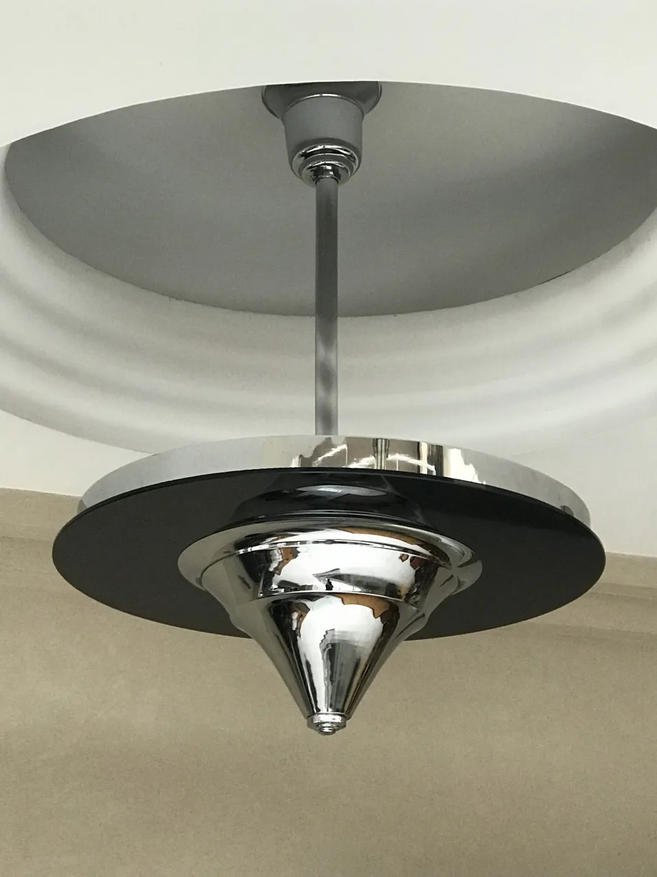 Antike Hängelampe mit glänzendem Design, einzigartige Dekoration.