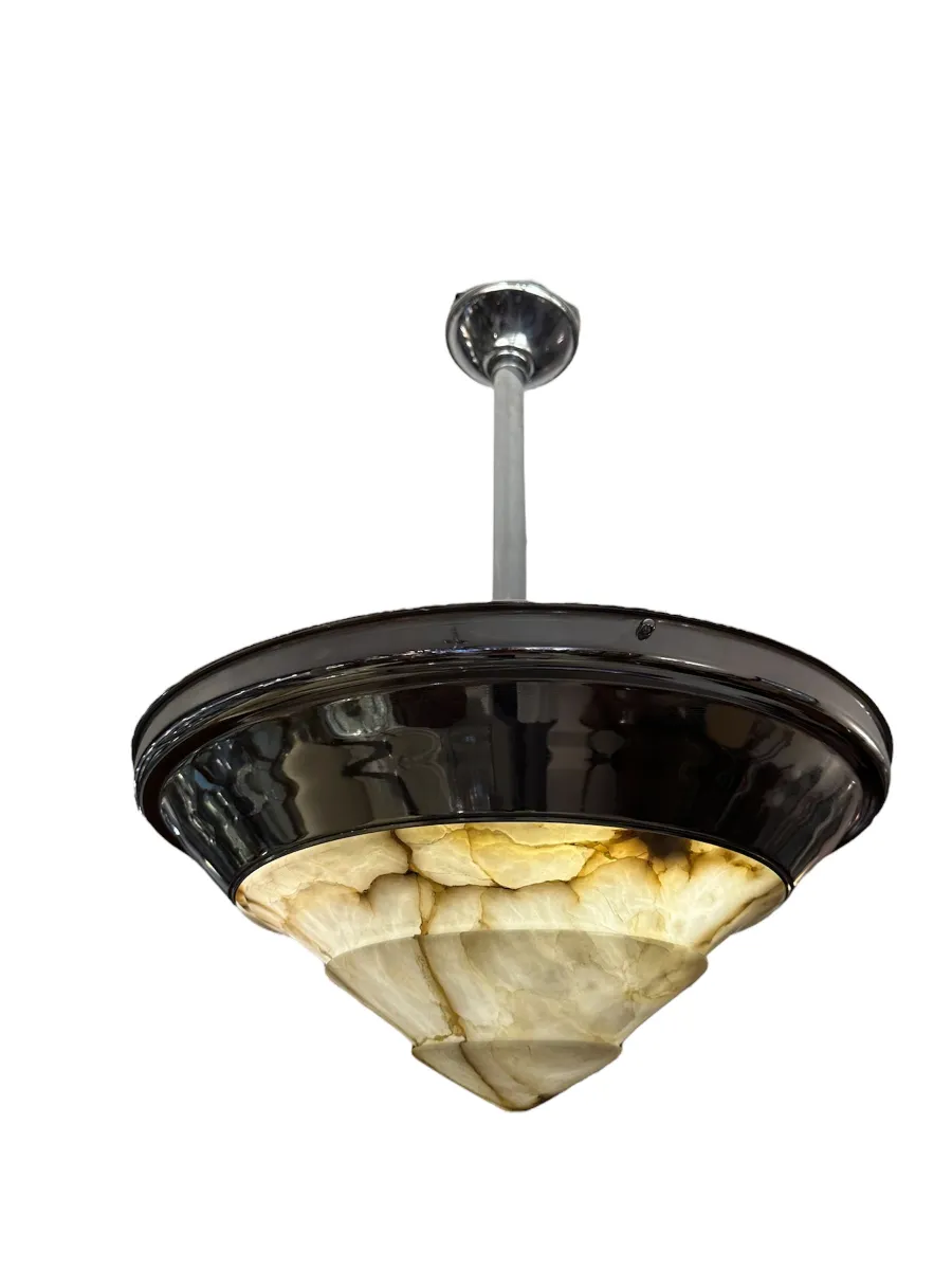 Lámpara de techo antigua de forma cónica con base negra y cristal claro