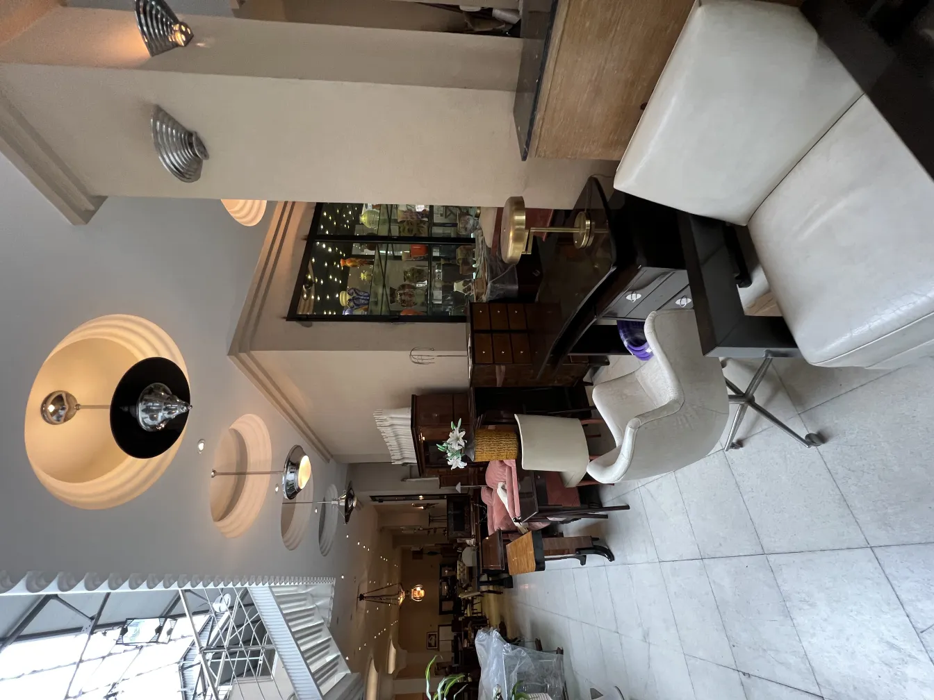 Lâmpada de teto antiga em um ambiente elegante com móveis vintage