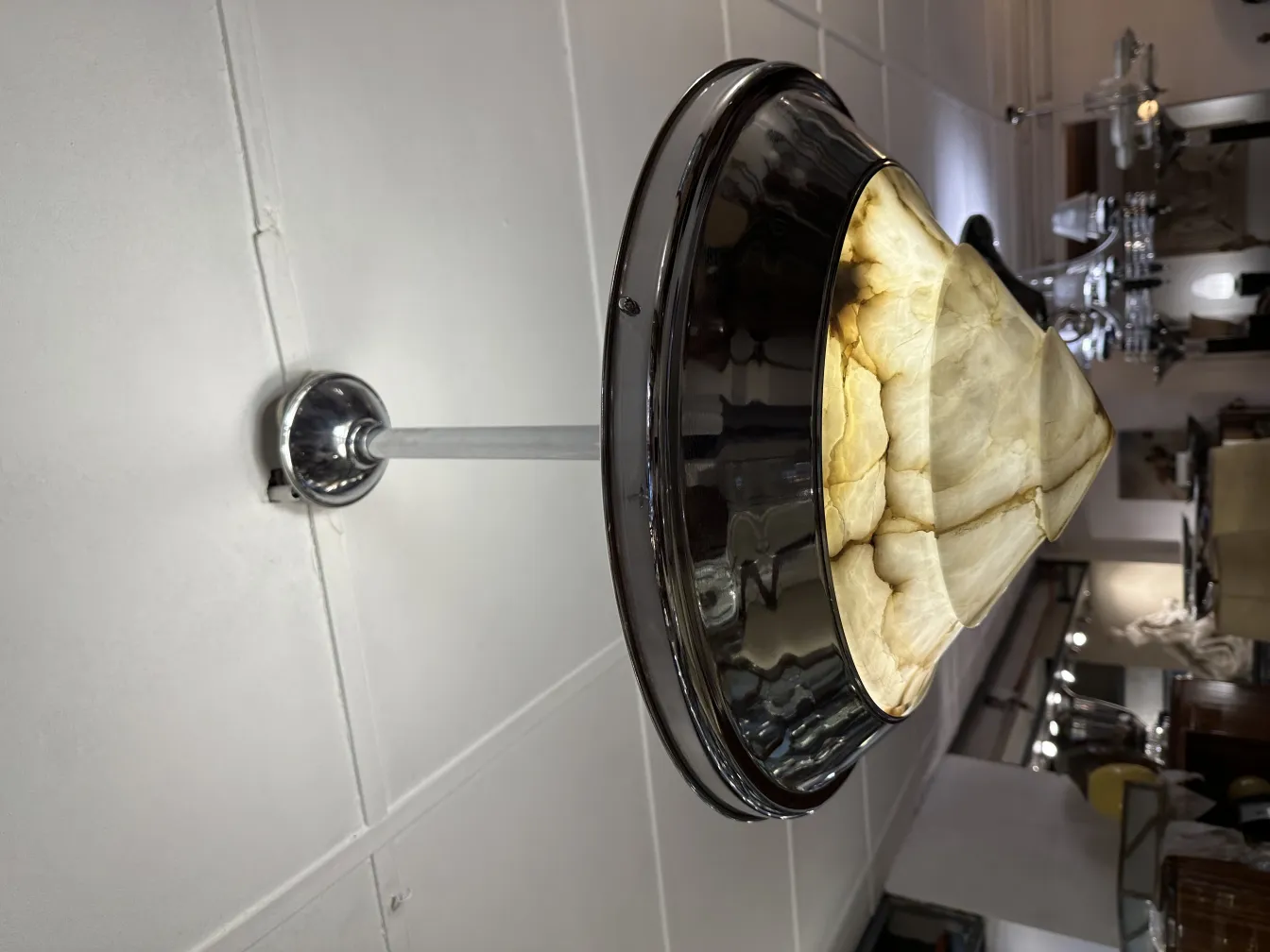 고풍스러운 교수형 램프가 세련된 환경에서 따뜻한 빛을 발산합니다.