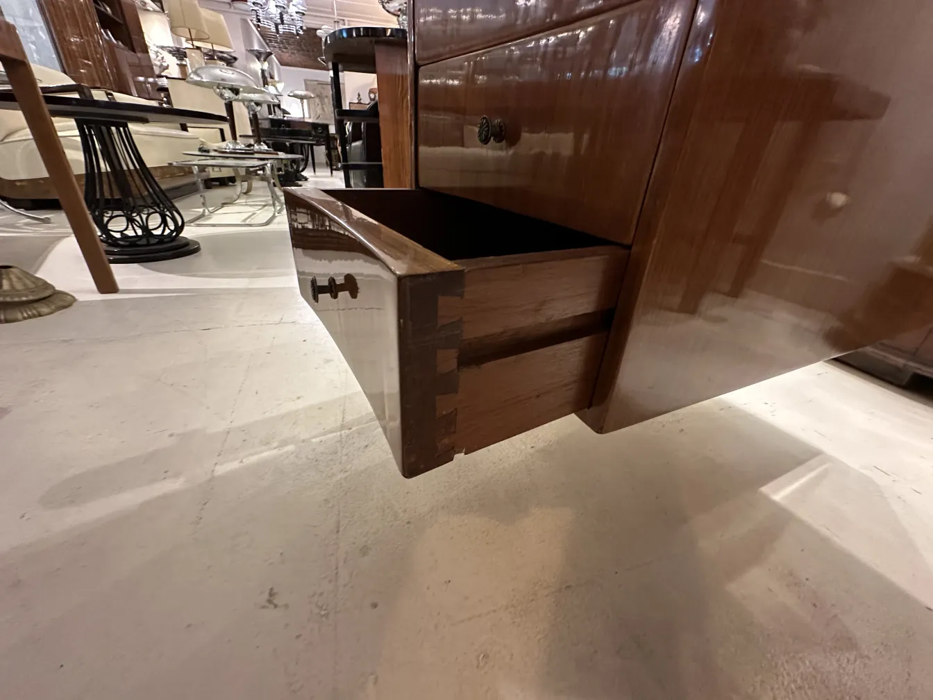 Antiker Schreibtisch mit Holzgriff und Schublade