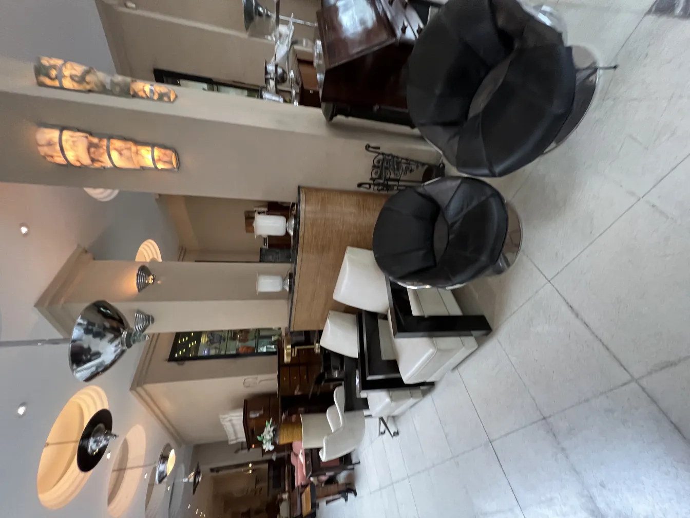 Lâmpada de teto antiga em um ambiente moderno com cadeiras