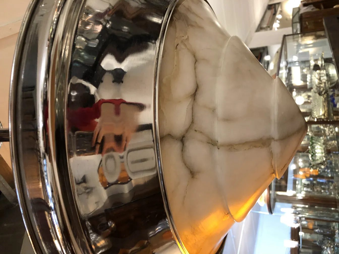 مصباح معلق قديم بتشطيب لامع يضيء المكان.