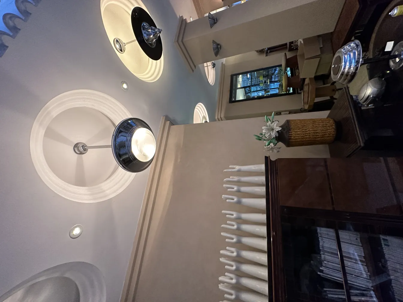 Lâmpada de teto antiga com luz suave, design elegante, ambiente acolhedor.