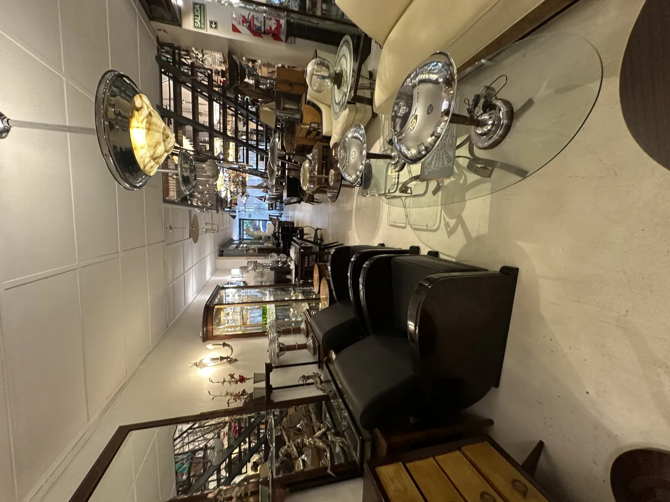 Lustre ancien avec un design classique dans une boutique d'antiquités.