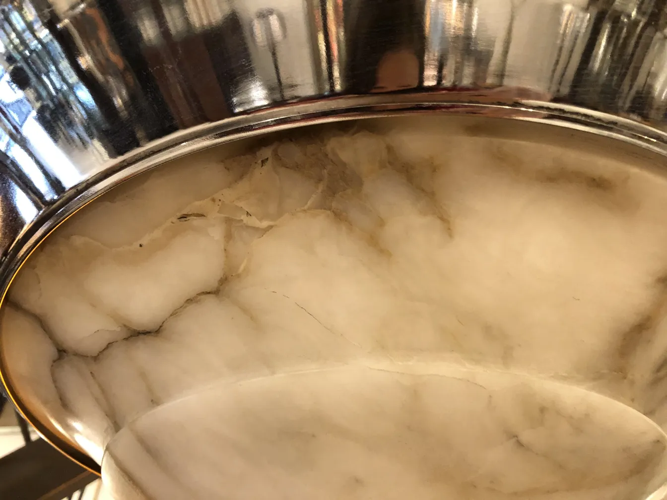 Antike Hängelampe mit glänzender Oberfläche in elegantem Ambiente.