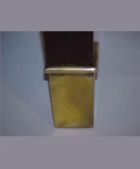 Detail eines antiken Schreibtisches mit goldfarbener Oberfläche