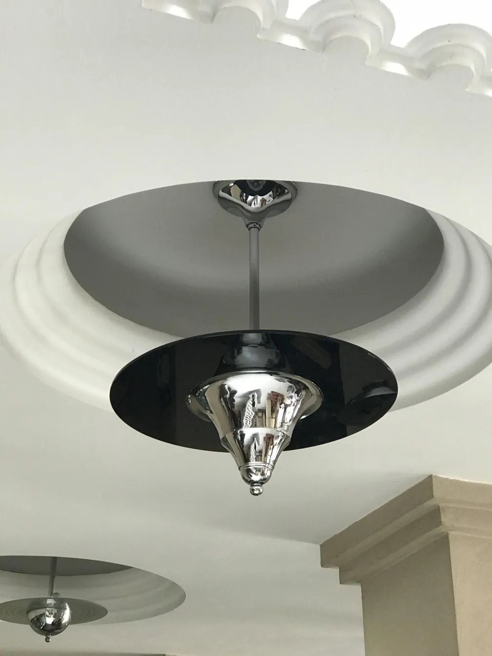 Antike Hängelampe mit elegantem schwarzem Design.