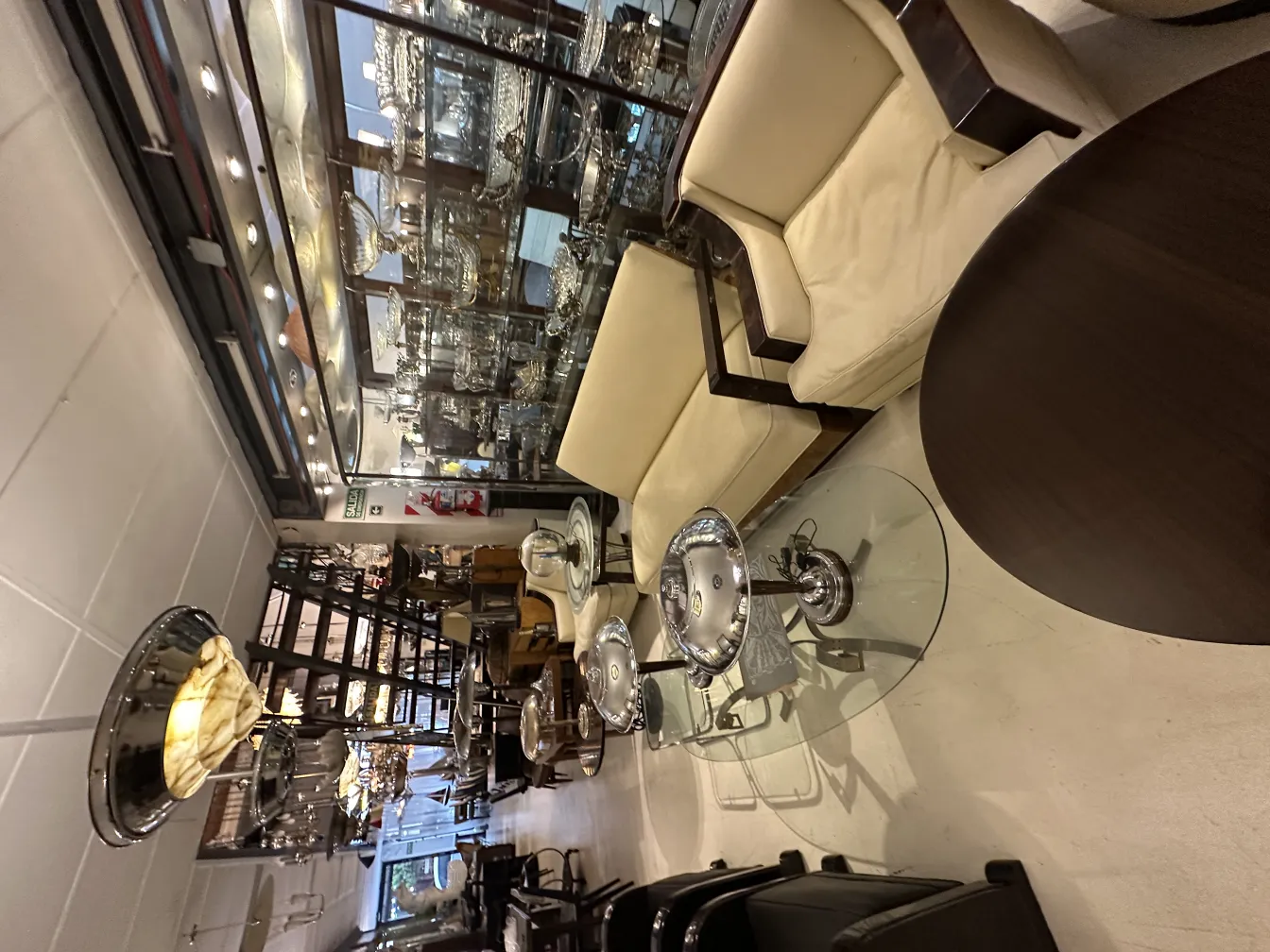 lustre antique élégant dans un cadre accueillant avec des canapés