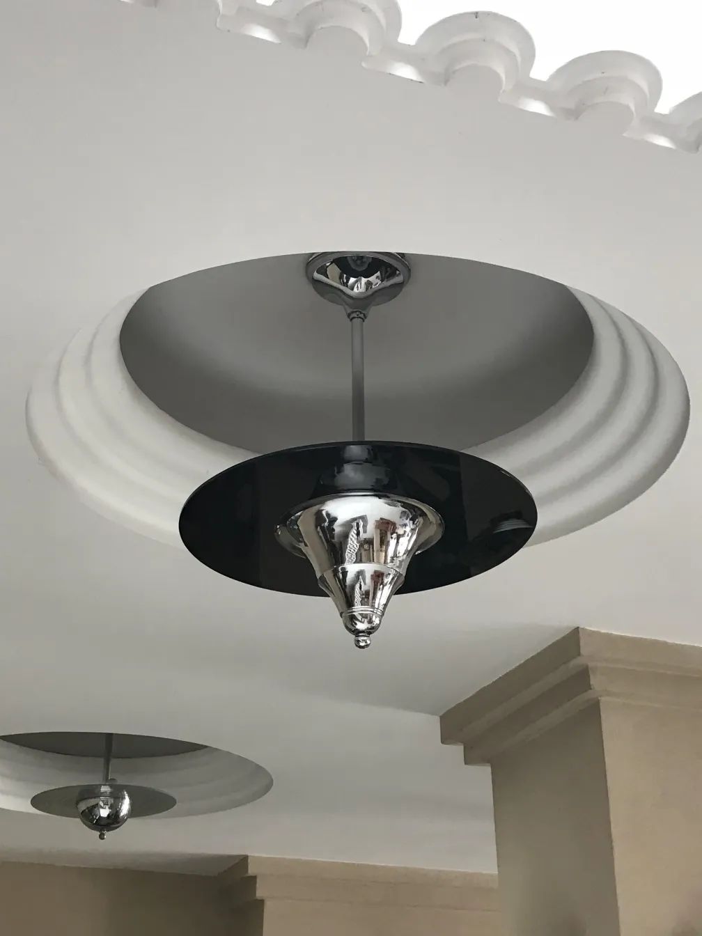 Lustre ancien au design élégant et brillant