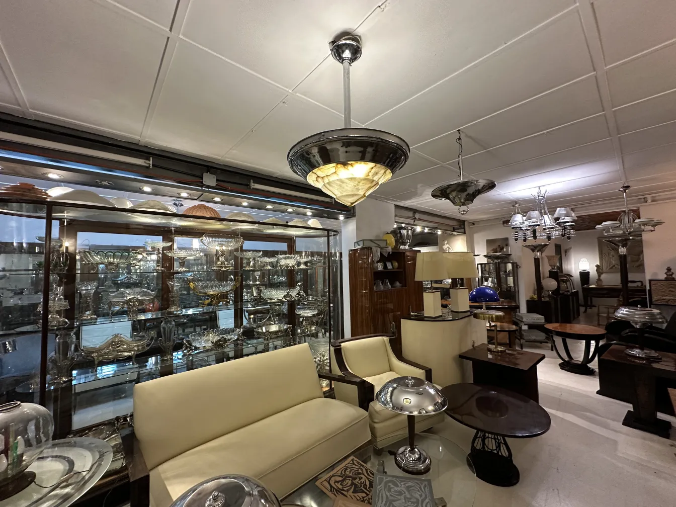 Lámpara de techo antigua con diseño elegante iluminando una sala