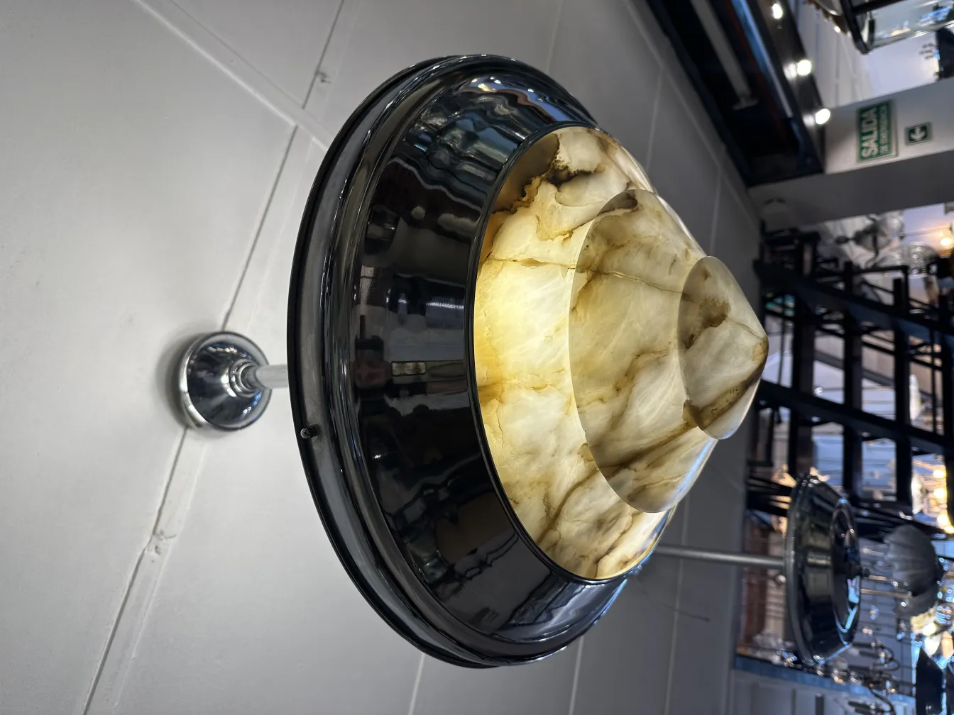 Lámpara de techo antigua con detalles en tonos claros, ilumina espacios con estilo.