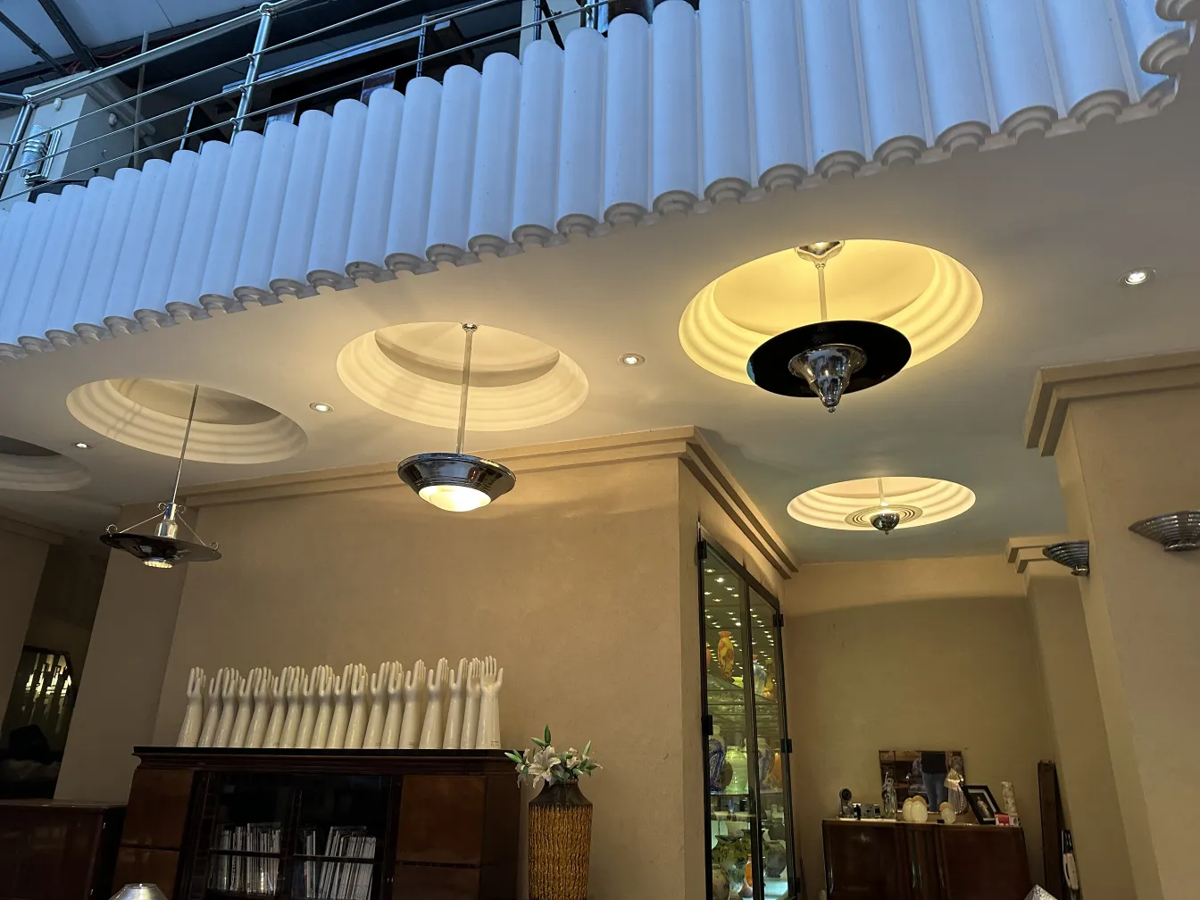 Lâmpada de teto antiga com designs ornamentais em um ambiente decorativo.