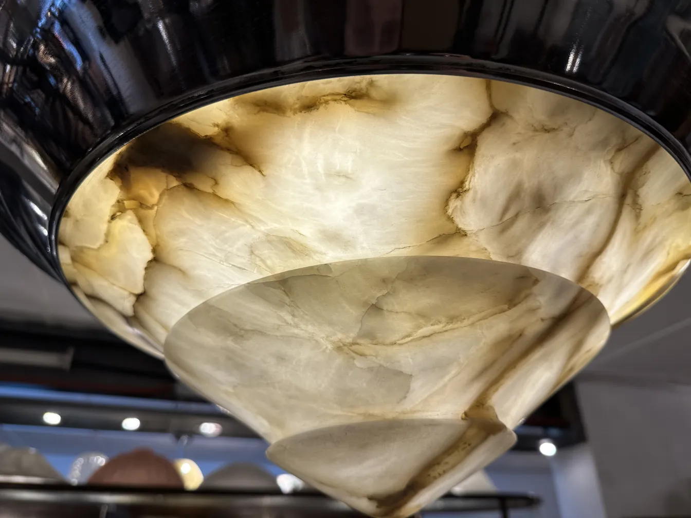 Lampada a sospensione antica con design unico ed elegante.