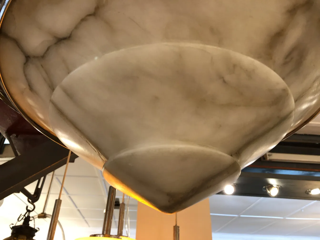 Lâmpada de teto antiga com design elegante e forma cônica em um ambiente bem iluminado