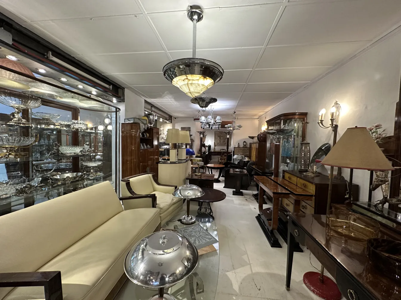 Lampada de teto antiga, luz brilhante, ambiente elegante.