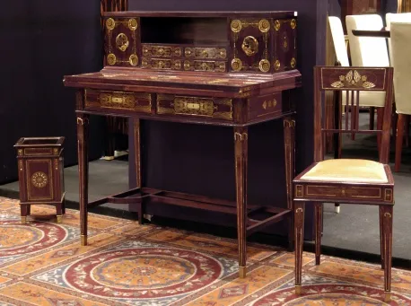 bureau ancien avec des détails décoratifs dans un cadre élégant