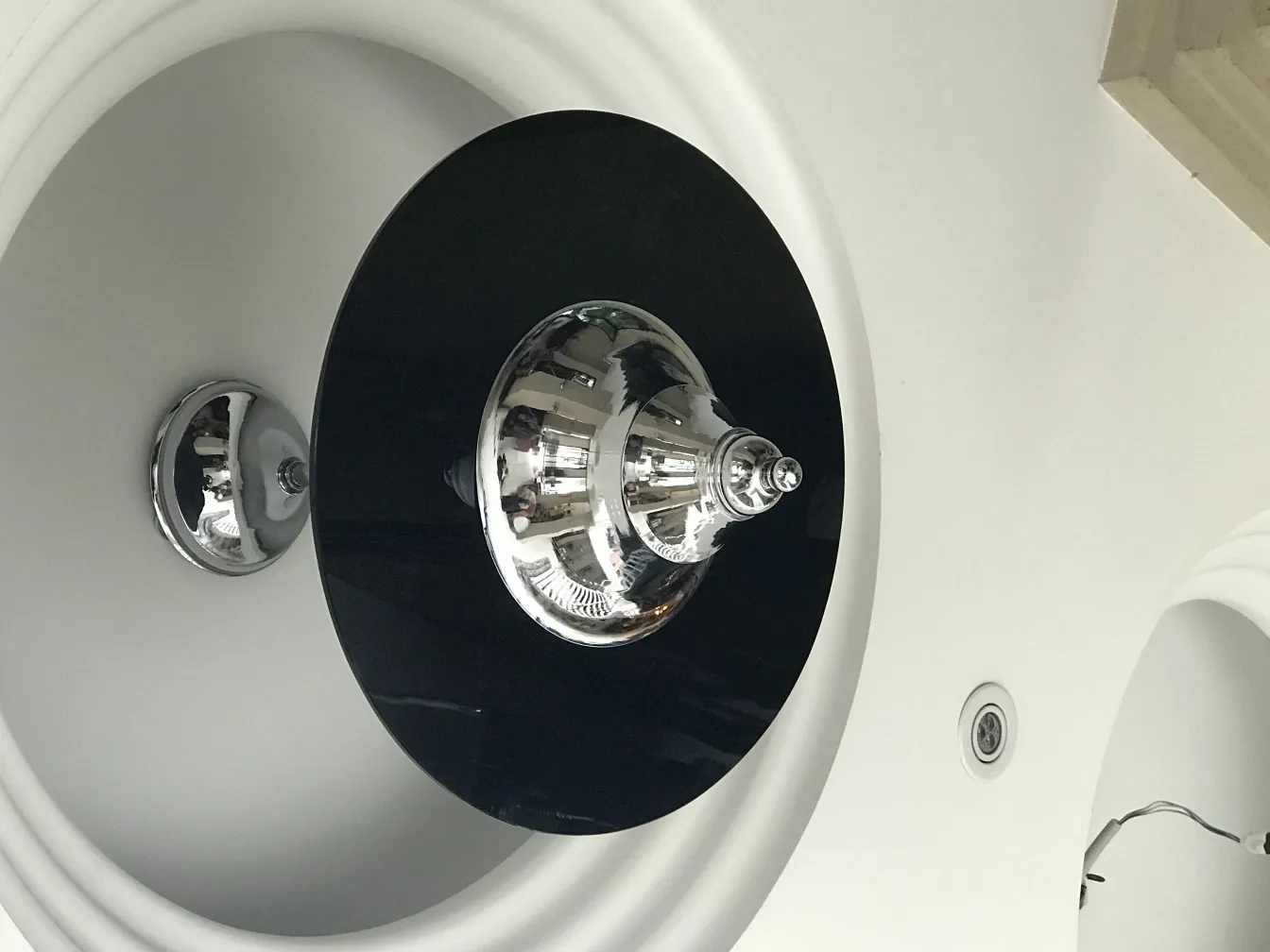 مصباح معلق قديم بتصميم أسود وكروم، مثبت في بيئة حديثة.