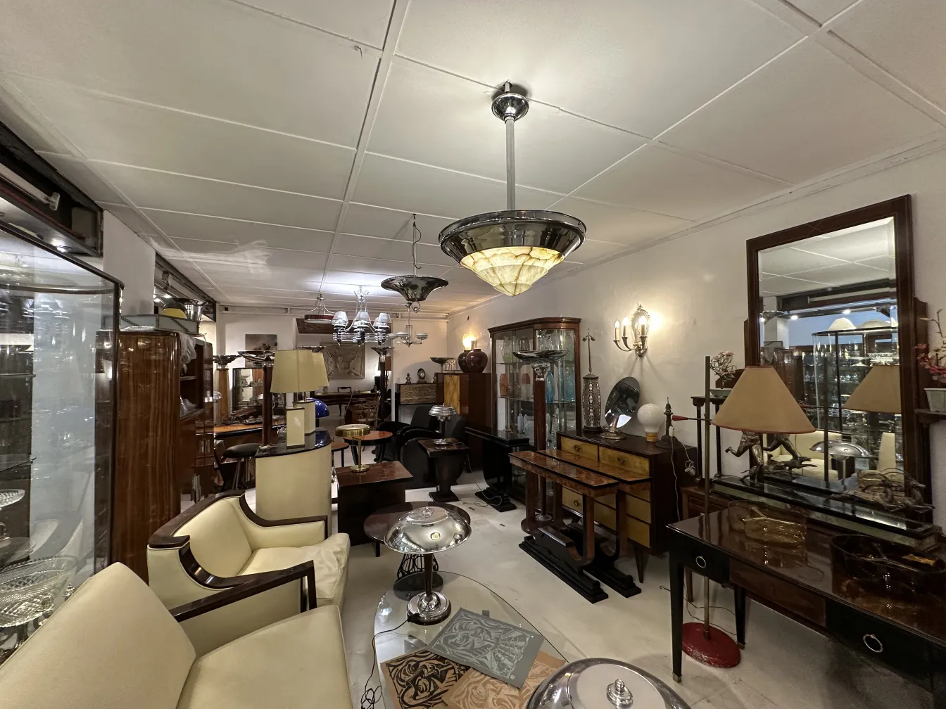 Lámpara de techo antigua en un ambiente elegante y acogedor.