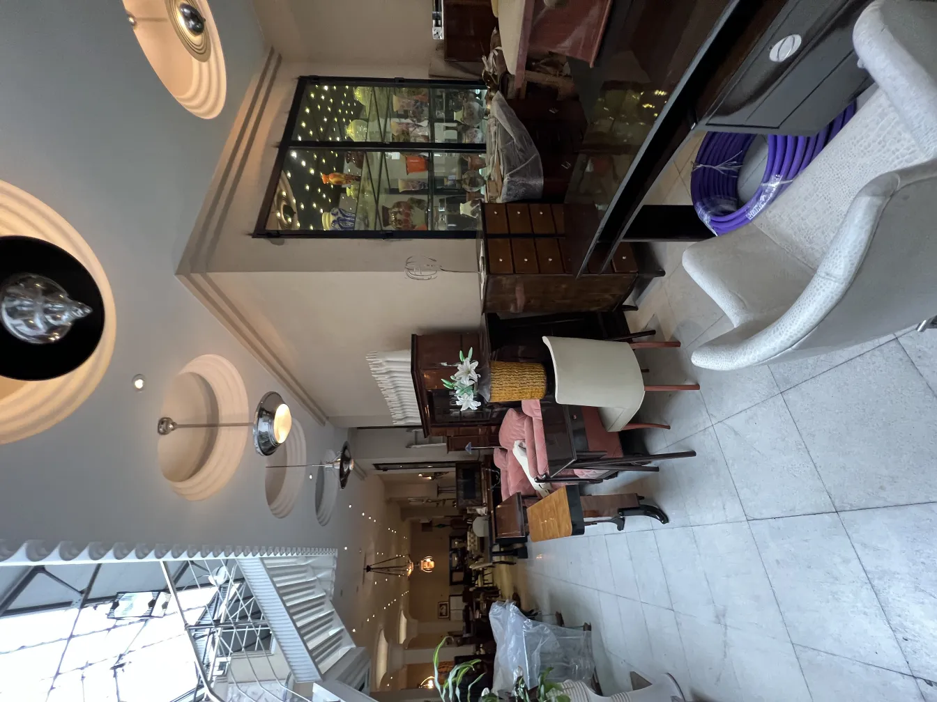 Lâmpada de teto antiga em um ambiente elegante, decoração estilizada.