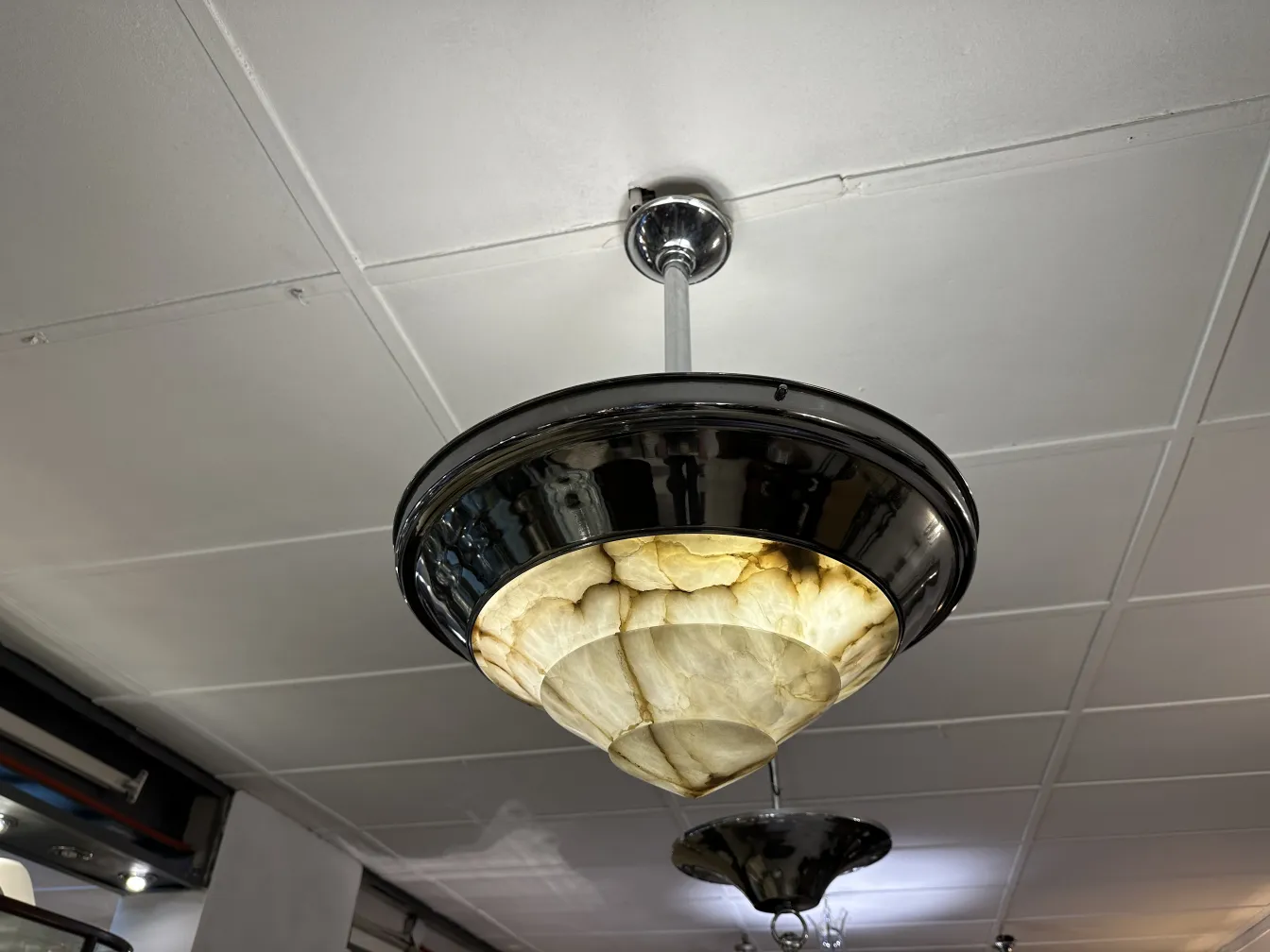 Lámpara de techo antigua con diseño clásico en color negro y blanco, ideal para ambientes elegantes.